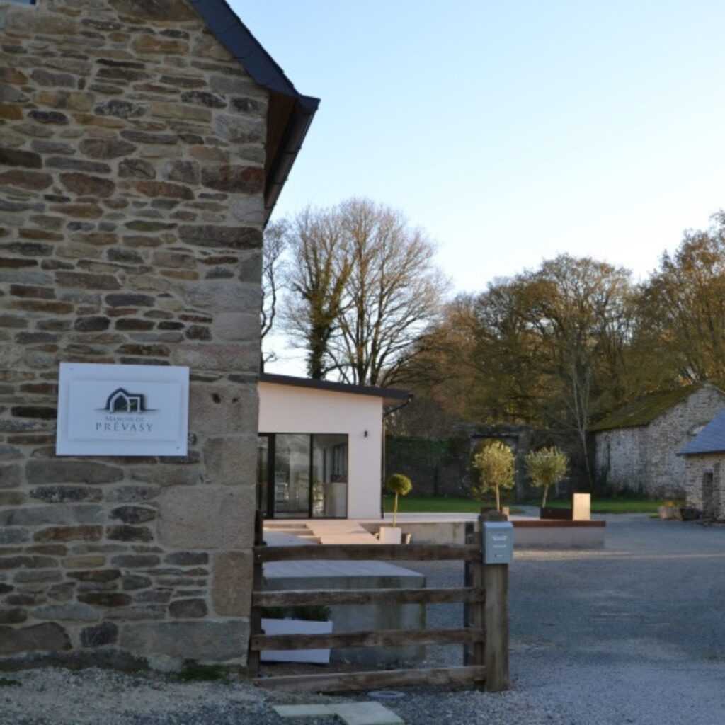 Photo de l'entrée du Manoir de Prévasy où Traiteur Le Manac'h propose des dégustations.